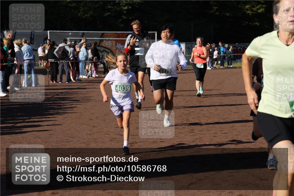 27.09.2026 - 35. Volkslauf durch das schöne Alstertal Strokosch-Dieckow http://msf.ph/oto/10586768 27.09.2026 11:00:25 Ziel 4039, 4041, 4080, 4093, 4095, 4153, 4161, 4179 meine-sportfotos.de