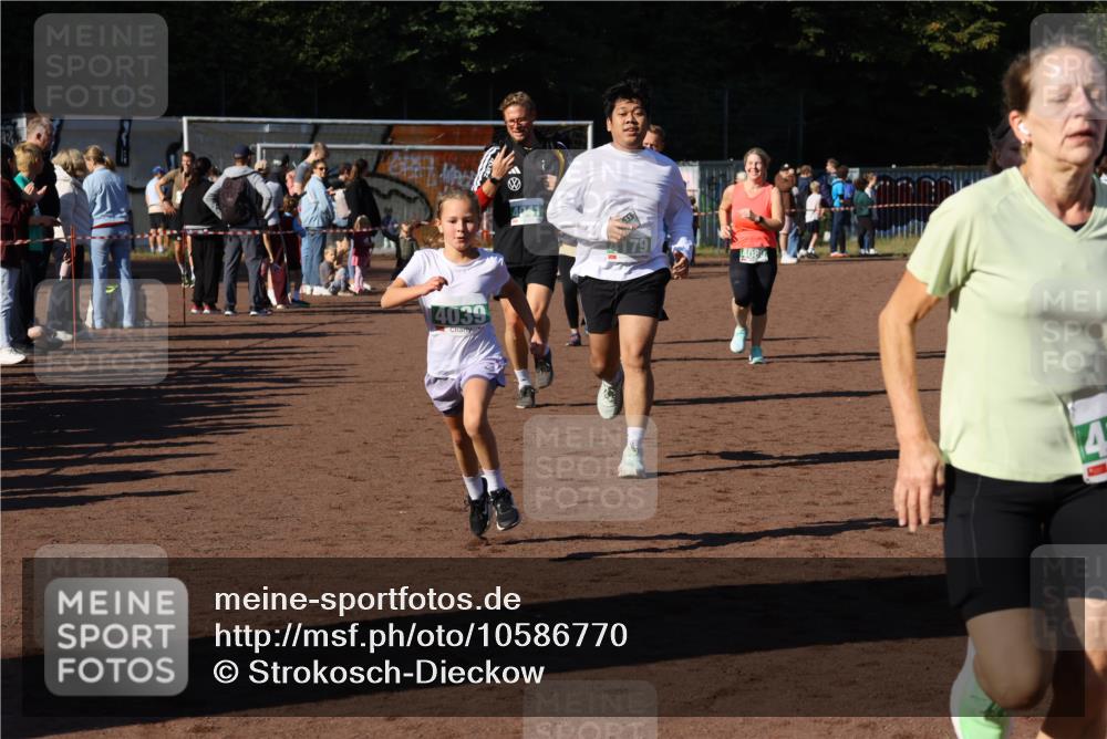 27.09.2026 - 35. Volkslauf durch das schöne Alstertal Strokosch-Dieckow http://msf.ph/oto/10586770 27.09.2026 11:00:24 Ziel 4039, 4041, 4080, 4093, 4095, 4153, 4161, 4179 meine-sportfotos.de