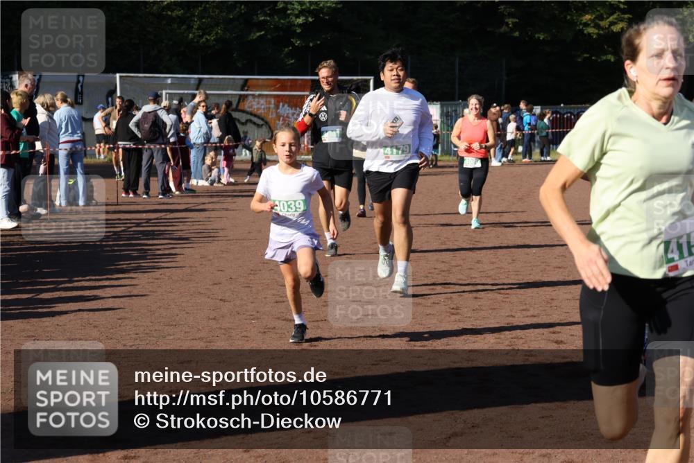 27.09.2026 - 35. Volkslauf durch das schöne Alstertal Strokosch-Dieckow http://msf.ph/oto/10586771 27.09.2026 11:00:24 Ziel 4039, 4041, 4080, 4093, 4095, 4153, 4161, 4179 meine-sportfotos.de