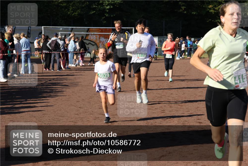 27.09.2026 - 35. Volkslauf durch das schöne Alstertal Strokosch-Dieckow http://msf.ph/oto/10586772 27.09.2026 11:00:24 Ziel 4039, 4041, 4080, 4093, 4095, 4153, 4161, 4179 meine-sportfotos.de