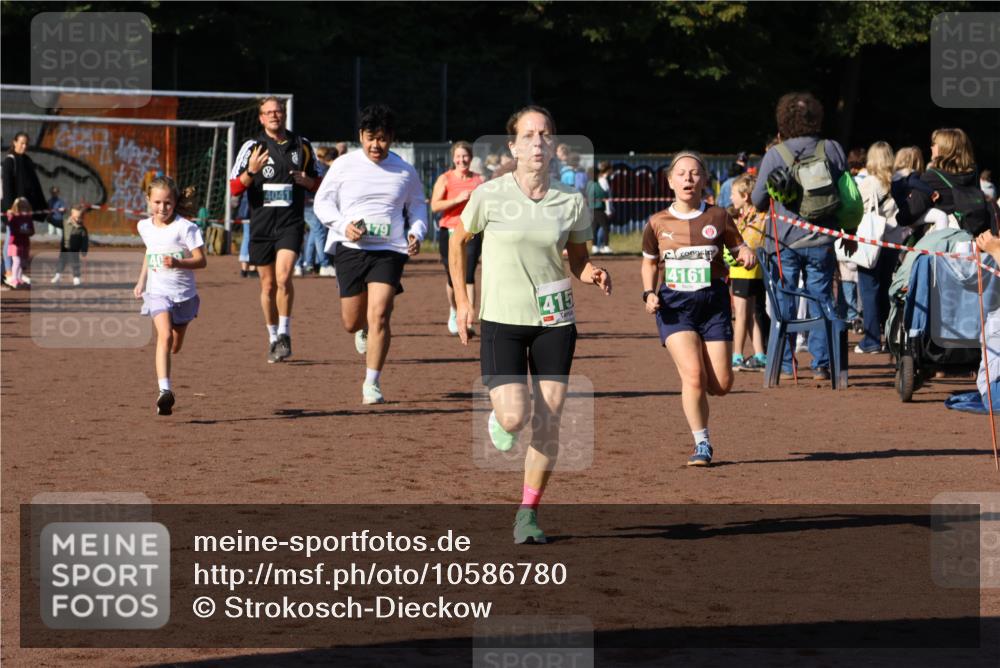 27.09.2026 - 35. Volkslauf durch das schöne Alstertal Strokosch-Dieckow http://msf.ph/oto/10586780 27.09.2026 11:00:22 Ziel 4039, 4041, 4080, 4093, 4095, 4153, 4161, 4179 meine-sportfotos.de