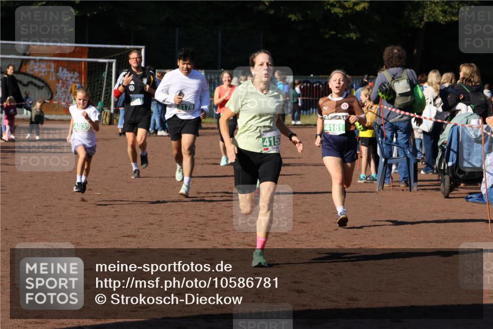 27.09.2026 - 35. Volkslauf durch das schöne Alstertal Strokosch-Dieckow http://msf.ph/oto/10586781 27.09.2026 11:00:22 Ziel 4039, 4041, 4080, 4093, 4095, 4153, 4161, 4179 meine-sportfotos.de