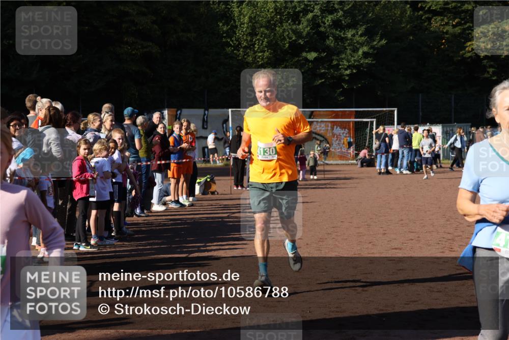 27.09.2026 - 35. Volkslauf durch das schöne Alstertal Strokosch-Dieckow http://msf.ph/oto/10586788 27.09.2026 10:59:57 Ziel 4117, 4130, 4134, 4159, 4160 meine-sportfotos.de