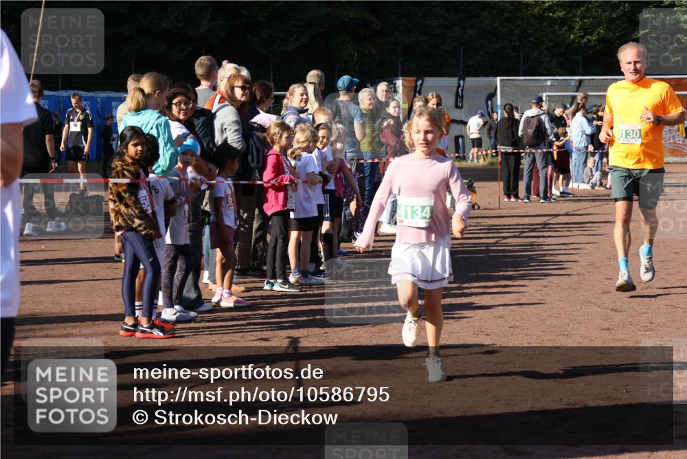 27.09.2026 - 35. Volkslauf durch das schöne Alstertal Strokosch-Dieckow http://msf.ph/oto/10586795 27.09.2026 10:59:56 Ziel 4117, 4130, 4134, 4159, 4160 meine-sportfotos.de