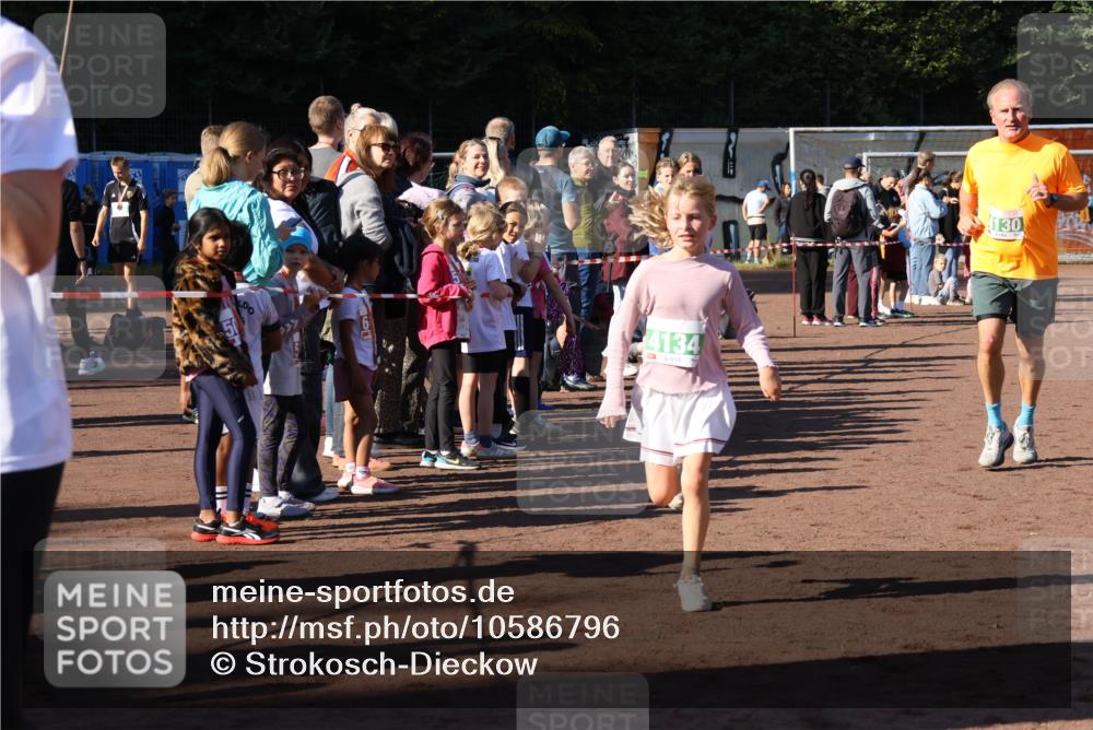 27.09.2026 - 35. Volkslauf durch das schöne Alstertal Strokosch-Dieckow http://msf.ph/oto/10586796 27.09.2026 10:59:56 Ziel 4117, 4130, 4134, 4159, 4160 meine-sportfotos.de