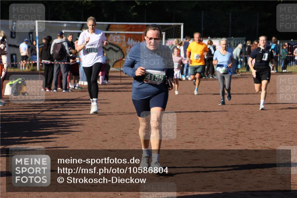 27.09.2026 - 35. Volkslauf durch das schöne Alstertal Strokosch-Dieckow http://msf.ph/oto/10586804 27.09.2026 10:59:50 Ziel 4117, 4130, 4134, 4155, 4159, 4160 meine-sportfotos.de