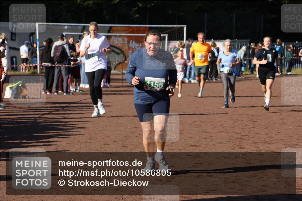 27.09.2026 - 35. Volkslauf durch das schöne Alstertal Strokosch-Dieckow http://msf.ph/oto/10586805 27.09.2026 10:59:50 Ziel 4117, 4130, 4134, 4155, 4159, 4160 meine-sportfotos.de