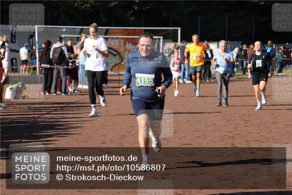 27.09.2026 - 35. Volkslauf durch das schöne Alstertal Strokosch-Dieckow http://msf.ph/oto/10586807 27.09.2026 10:59:50 Ziel 4117, 4130, 4134, 4155, 4159, 4160 meine-sportfotos.de