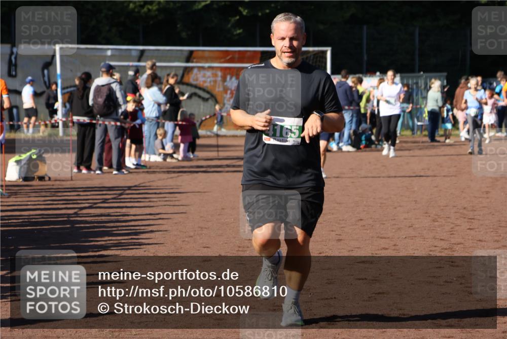 27.09.2026 - 35. Volkslauf durch das schöne Alstertal Strokosch-Dieckow http://msf.ph/oto/10586810 27.09.2026 10:59:43 Ziel 4155, 4165, 4235 meine-sportfotos.de