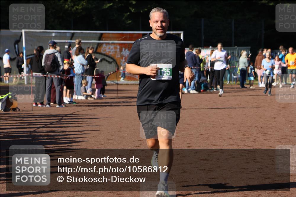 27.09.2026 - 35. Volkslauf durch das schöne Alstertal Strokosch-Dieckow http://msf.ph/oto/10586812 27.09.2026 10:59:42 Ziel 4155, 4165, 4235 meine-sportfotos.de