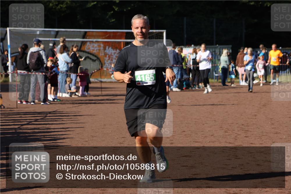 27.09.2026 - 35. Volkslauf durch das schöne Alstertal Strokosch-Dieckow http://msf.ph/oto/10586815 27.09.2026 10:59:42 Ziel 4155, 4165, 4235 meine-sportfotos.de