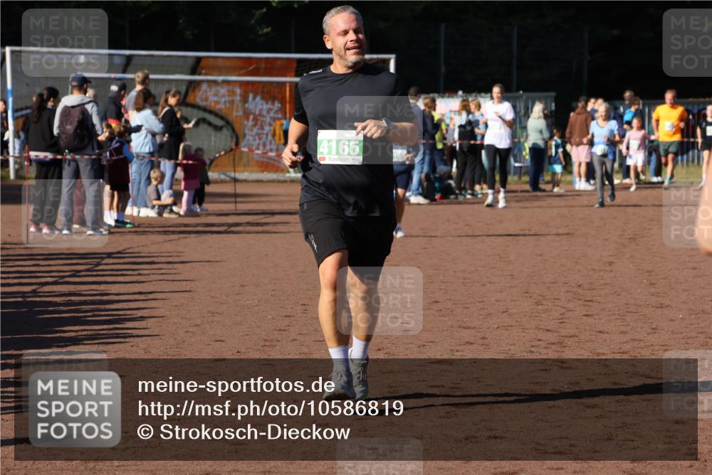 27.09.2026 - 35. Volkslauf durch das schöne Alstertal Strokosch-Dieckow http://msf.ph/oto/10586819 27.09.2026 10:59:42 Ziel 4155, 4165, 4235 meine-sportfotos.de