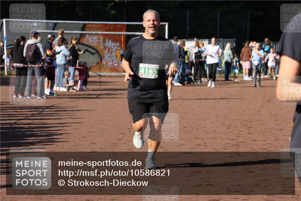 27.09.2026 - 35. Volkslauf durch das schöne Alstertal Strokosch-Dieckow http://msf.ph/oto/10586821 27.09.2026 10:59:42 Ziel 4155, 4165, 4235 meine-sportfotos.de