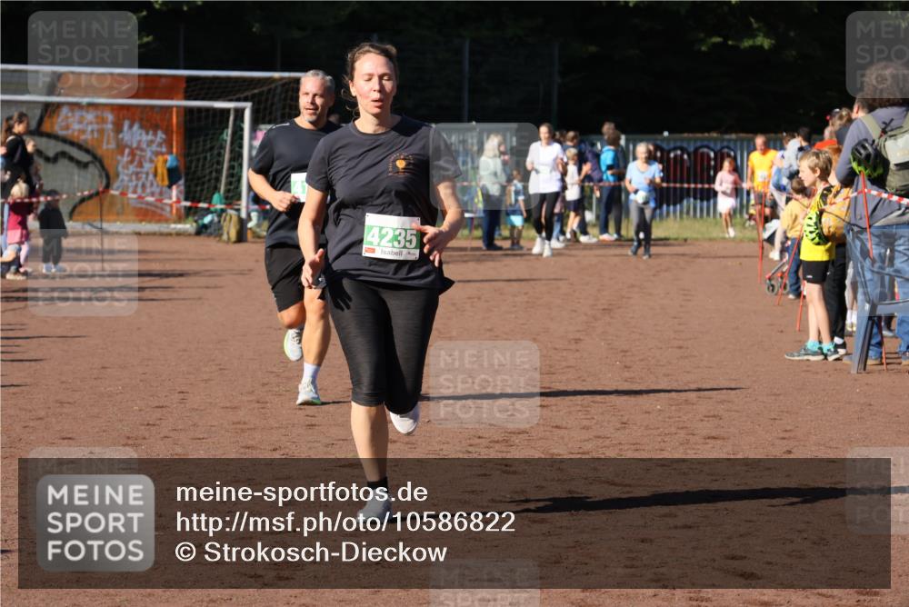 27.09.2026 - 35. Volkslauf durch das schöne Alstertal Strokosch-Dieckow http://msf.ph/oto/10586822 27.09.2026 10:59:40 Ziel 4047, 4049, 4165, 4235 meine-sportfotos.de