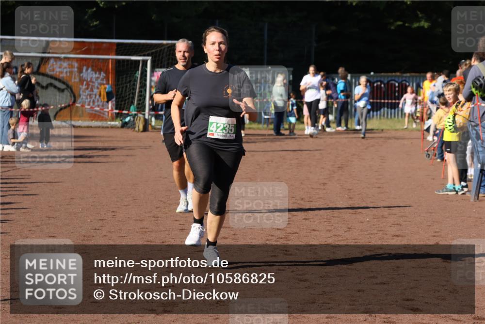 27.09.2026 - 35. Volkslauf durch das schöne Alstertal Strokosch-Dieckow http://msf.ph/oto/10586825 27.09.2026 10:59:39 Ziel 4047, 4049, 4165, 4235 meine-sportfotos.de