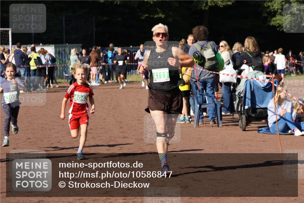 27.09.2026 - 35. Volkslauf durch das schöne Alstertal Strokosch-Dieckow http://msf.ph/oto/10586847 27.09.2026 10:59:28 Ziel 4043, 4047, 4109, 4111, 4185, 4202, 4203 meine-sportfotos.de