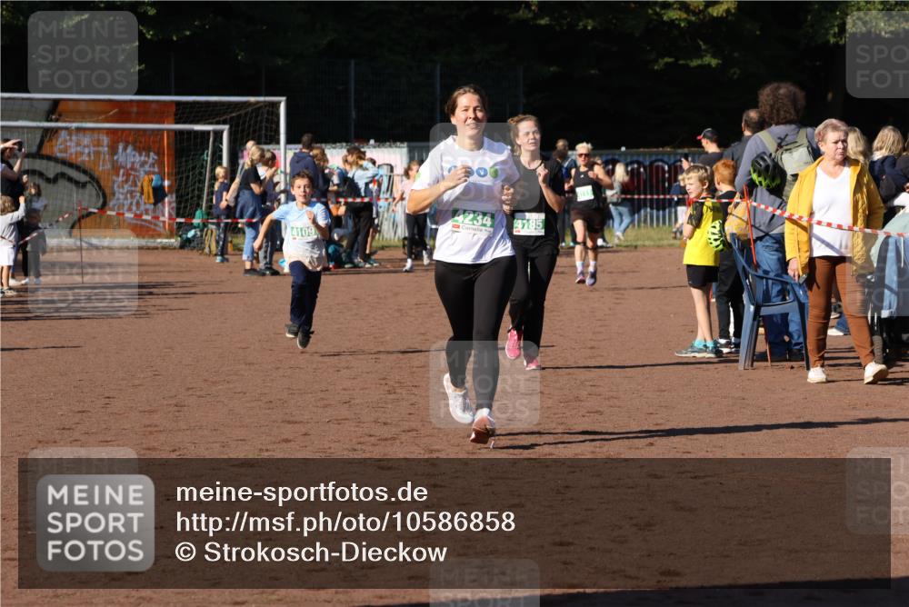 27.09.2026 - 35. Volkslauf durch das schöne Alstertal Strokosch-Dieckow http://msf.ph/oto/10586858 27.09.2026 10:59:20 Ziel 4109, 4185, 4234 meine-sportfotos.de