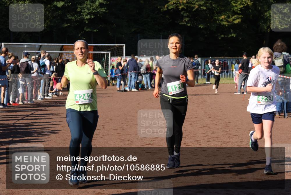 27.09.2026 - 35. Volkslauf durch das schöne Alstertal Strokosch-Dieckow http://msf.ph/oto/10586885 27.09.2026 10:58:14 Ziel 4031, 4067, 4078, 4121, 4239, 4242 meine-sportfotos.de