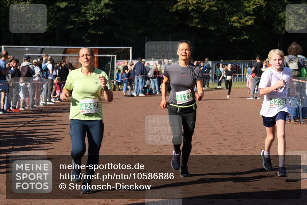 27.09.2026 - 35. Volkslauf durch das schöne Alstertal Strokosch-Dieckow http://msf.ph/oto/10586886 27.09.2026 10:58:14 Ziel 4031, 4067, 4078, 4121, 4239, 4242 meine-sportfotos.de