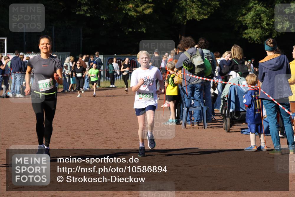 27.09.2026 - 35. Volkslauf durch das schöne Alstertal Strokosch-Dieckow http://msf.ph/oto/10586894 27.09.2026 10:58:13 Ziel 4031, 4067, 4087, 4121, 4239, 4242 meine-sportfotos.de
