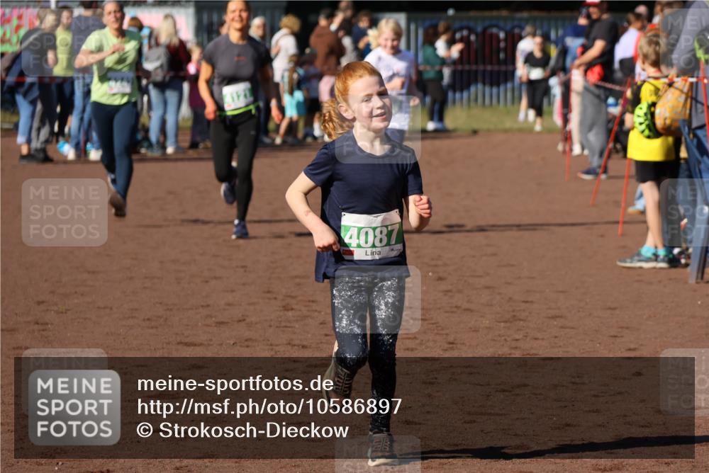 27.09.2026 - 35. Volkslauf durch das schöne Alstertal Strokosch-Dieckow http://msf.ph/oto/10586897 27.09.2026 10:58:08 Ziel 4087, 4121, 4239, 4242 meine-sportfotos.de