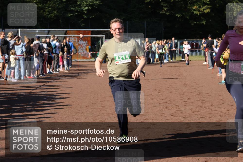 27.09.2026 - 35. Volkslauf durch das schöne Alstertal Strokosch-Dieckow http://msf.ph/oto/10586908 27.09.2026 10:58:03 Ziel 4073, 4087, 4213, 4214 meine-sportfotos.de