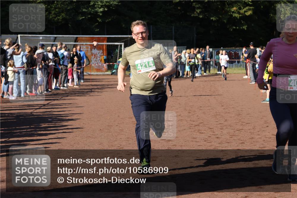 27.09.2026 - 35. Volkslauf durch das schöne Alstertal Strokosch-Dieckow http://msf.ph/oto/10586909 27.09.2026 10:58:03 Ziel 4073, 4087, 4213, 4214 meine-sportfotos.de