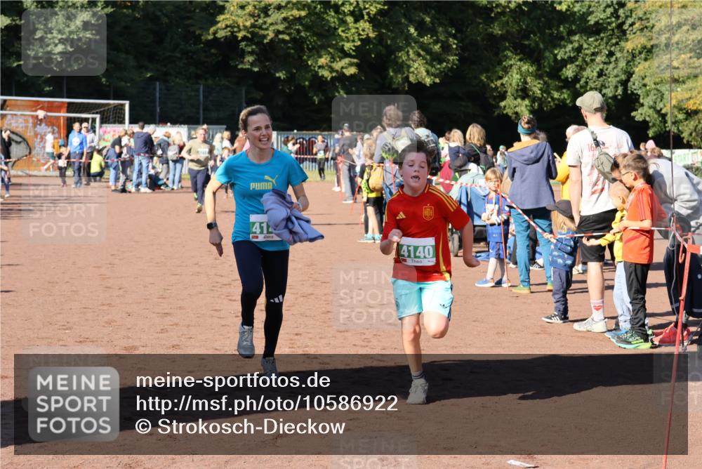 27.09.2026 - 35. Volkslauf durch das schöne Alstertal Strokosch-Dieckow http://msf.ph/oto/10586922 27.09.2026 10:57:57 Ziel 4073, 4140, 4141, 4213, 4214, 4221 meine-sportfotos.de