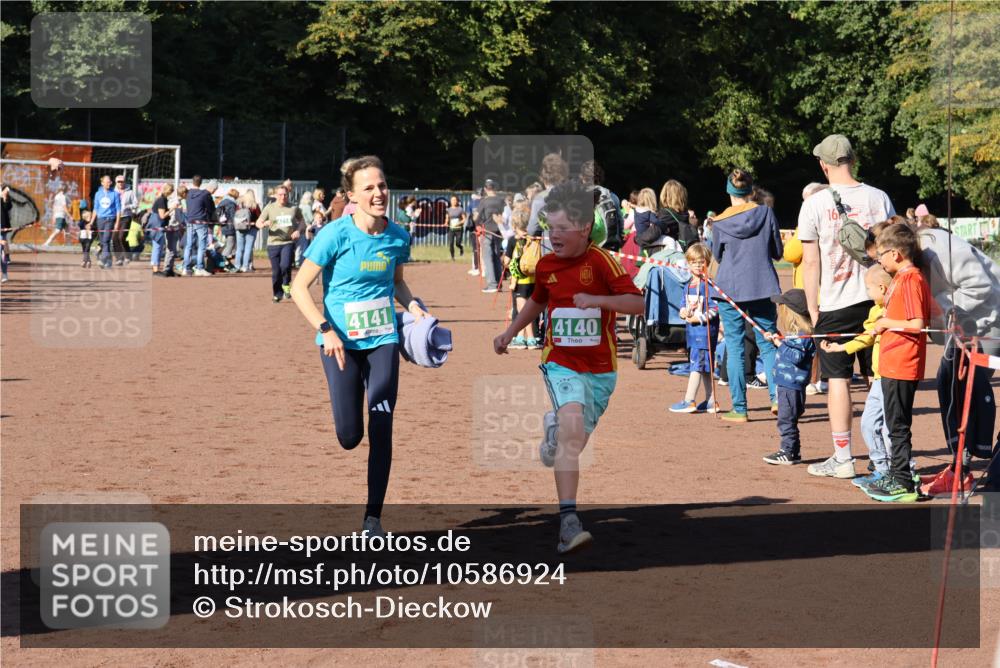 27.09.2026 - 35. Volkslauf durch das schöne Alstertal Strokosch-Dieckow http://msf.ph/oto/10586924 27.09.2026 10:57:57 Ziel 4073, 4140, 4141, 4213, 4214, 4221 meine-sportfotos.de