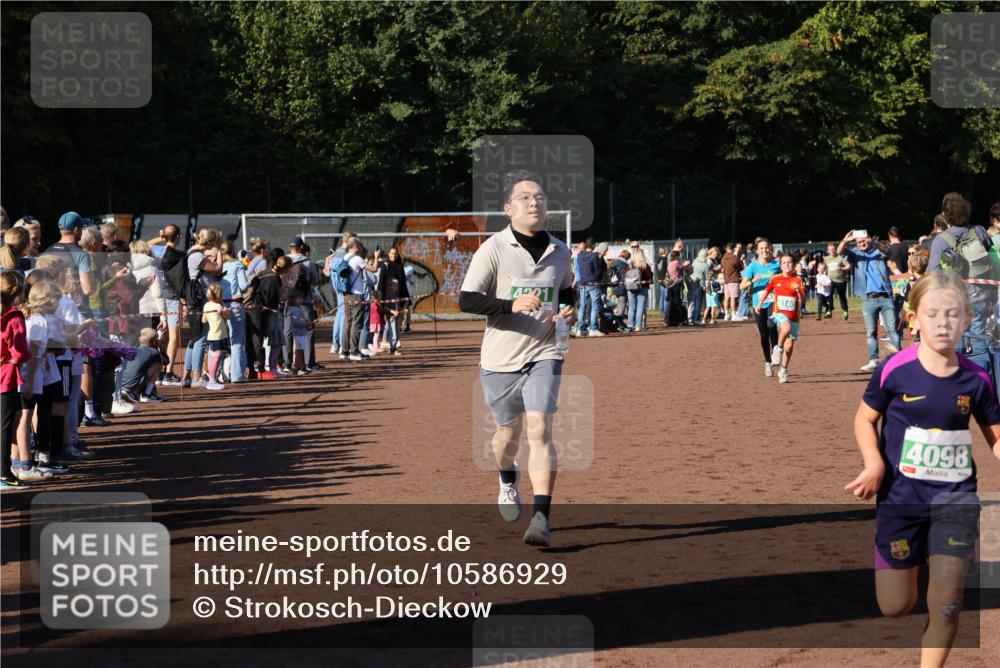 27.09.2026 - 35. Volkslauf durch das schöne Alstertal Strokosch-Dieckow http://msf.ph/oto/10586929 27.09.2026 10:57:52 Ziel 4098, 4140, 4141, 4162, 4204, 4221 meine-sportfotos.de
