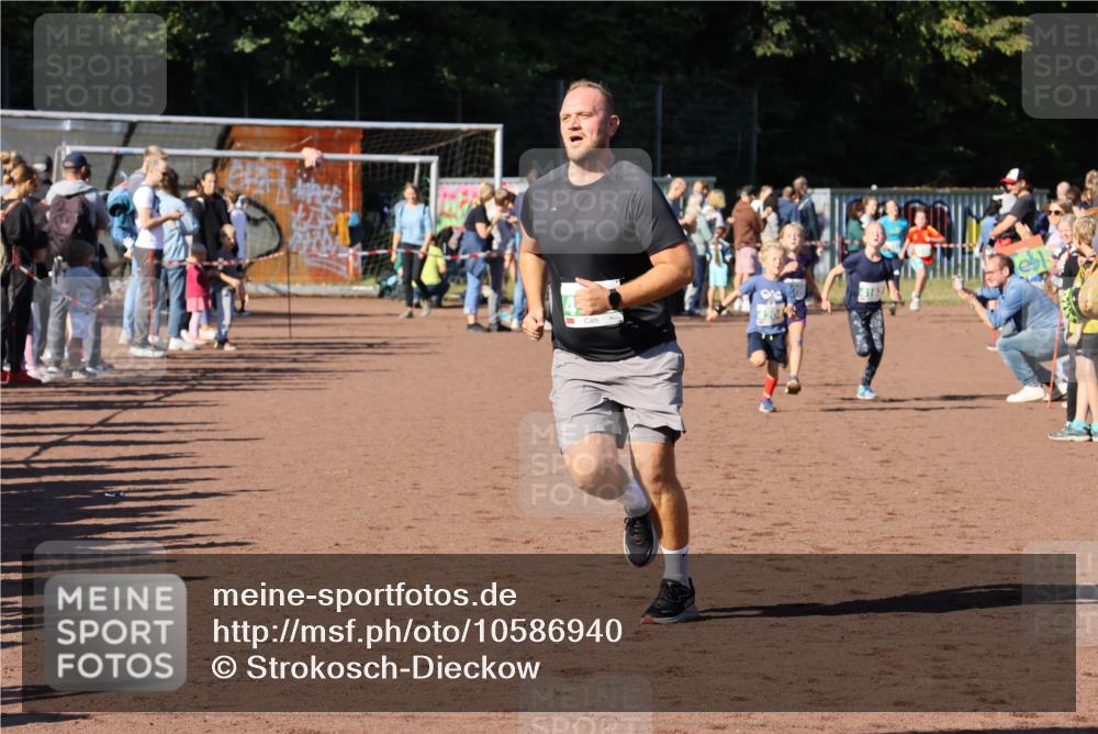 27.09.2026 - 35. Volkslauf durch das schöne Alstertal Strokosch-Dieckow http://msf.ph/oto/10586940 27.09.2026 10:57:46 Ziel 4098, 4122, 4162, 4169, 4204, 4221 meine-sportfotos.de