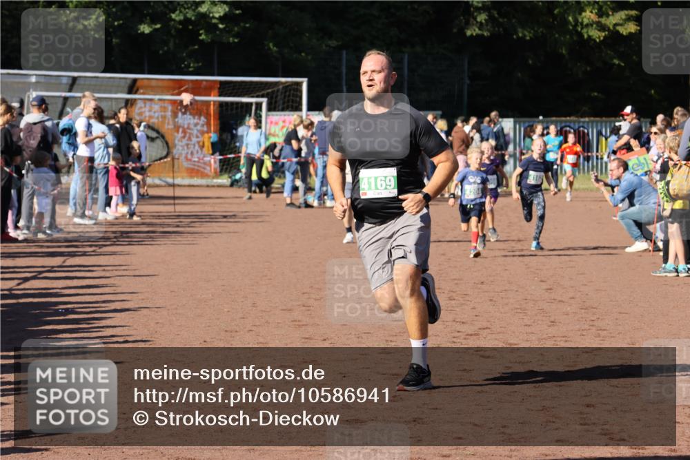 27.09.2026 - 35. Volkslauf durch das schöne Alstertal Strokosch-Dieckow http://msf.ph/oto/10586941 27.09.2026 10:57:46 Ziel 4098, 4122, 4162, 4169, 4204, 4221 meine-sportfotos.de