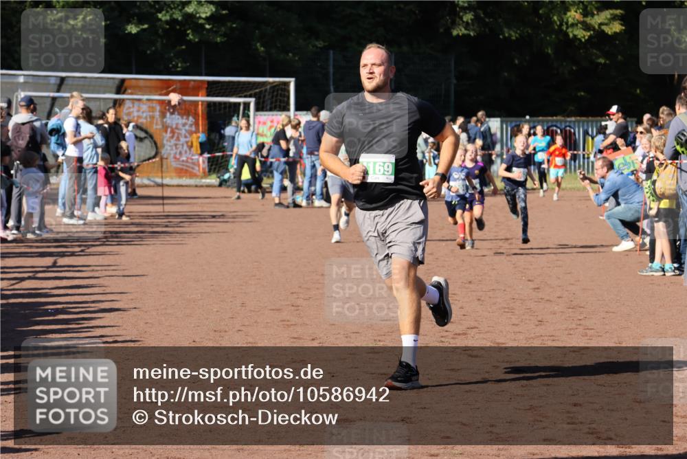 27.09.2026 - 35. Volkslauf durch das schöne Alstertal Strokosch-Dieckow http://msf.ph/oto/10586942 27.09.2026 10:57:46 Ziel 4098, 4122, 4162, 4169, 4204, 4221 meine-sportfotos.de