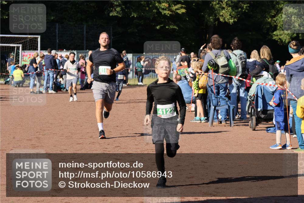 27.09.2026 - 35. Volkslauf durch das schöne Alstertal Strokosch-Dieckow http://msf.ph/oto/10586943 27.09.2026 10:57:44 Ziel 4098, 4122, 4162, 4169, 4204 meine-sportfotos.de