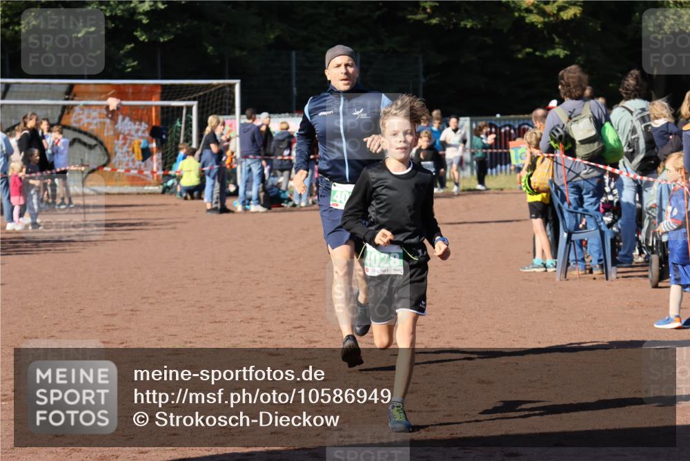 27.09.2026 - 35. Volkslauf durch das schöne Alstertal Strokosch-Dieckow http://msf.ph/oto/10586949 27.09.2026 10:57:38 Ziel 4028, 4030, 4085, 4122 meine-sportfotos.de