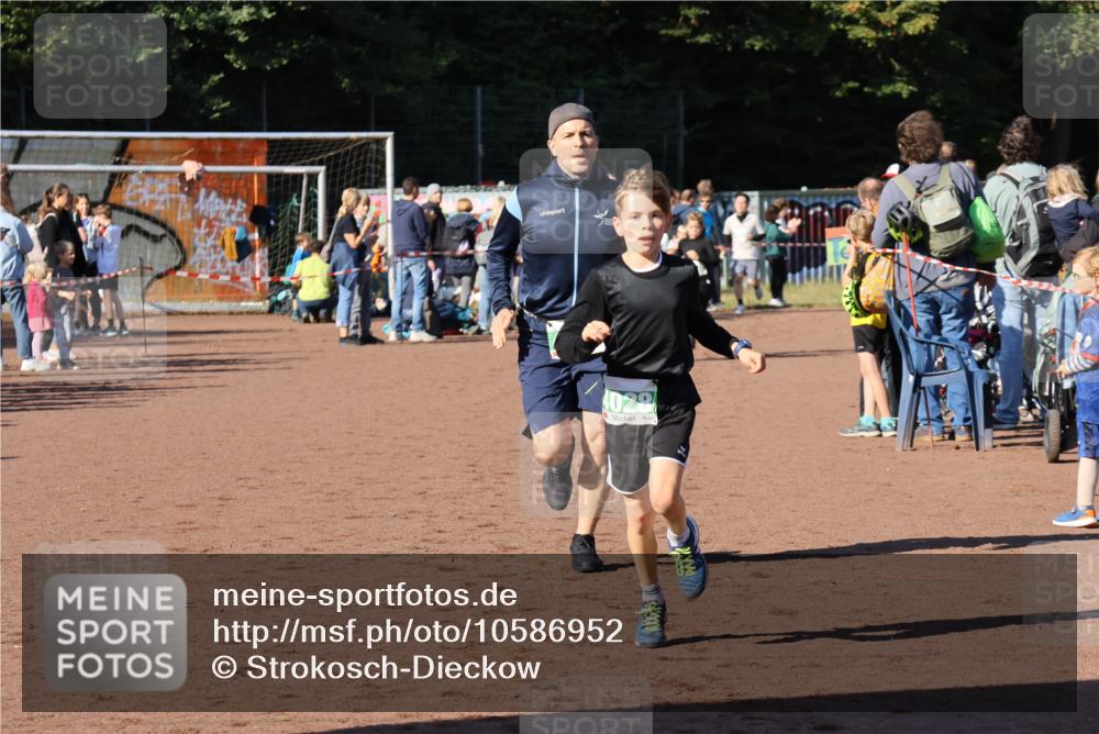 27.09.2026 - 35. Volkslauf durch das schöne Alstertal Strokosch-Dieckow http://msf.ph/oto/10586952 27.09.2026 10:57:38 Ziel 4028, 4030, 4085, 4122 meine-sportfotos.de