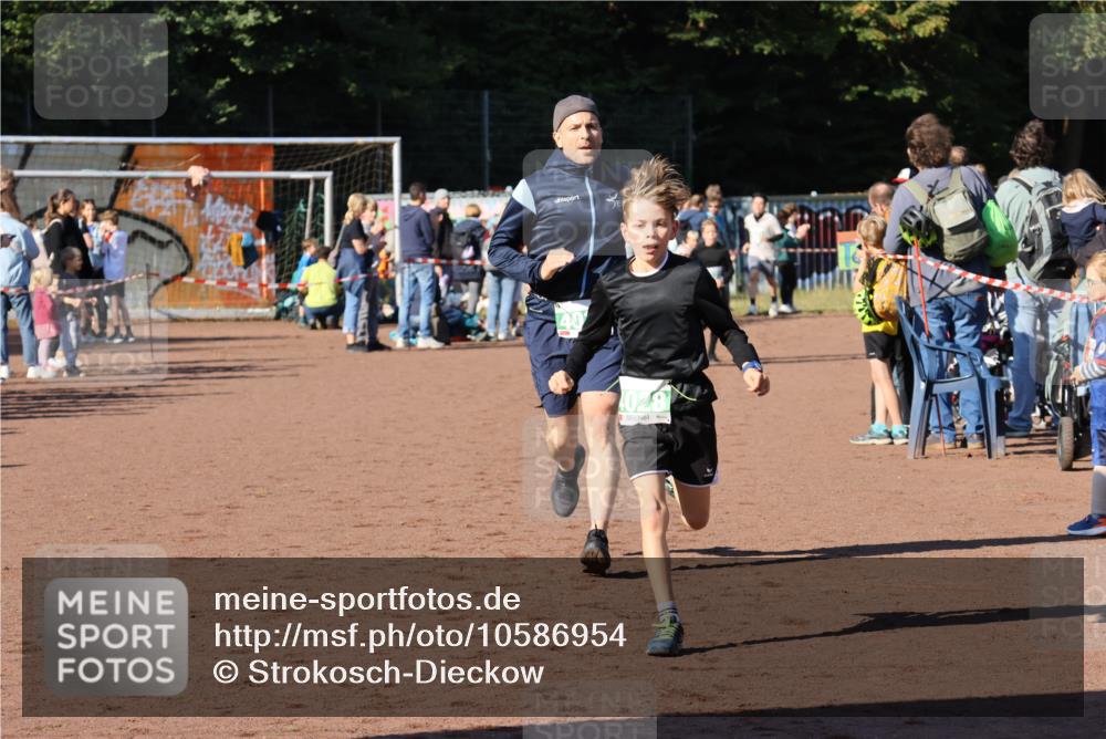 27.09.2026 - 35. Volkslauf durch das schöne Alstertal Strokosch-Dieckow http://msf.ph/oto/10586954 27.09.2026 10:57:37 Ziel 4028, 4030, 4085, 4122 meine-sportfotos.de