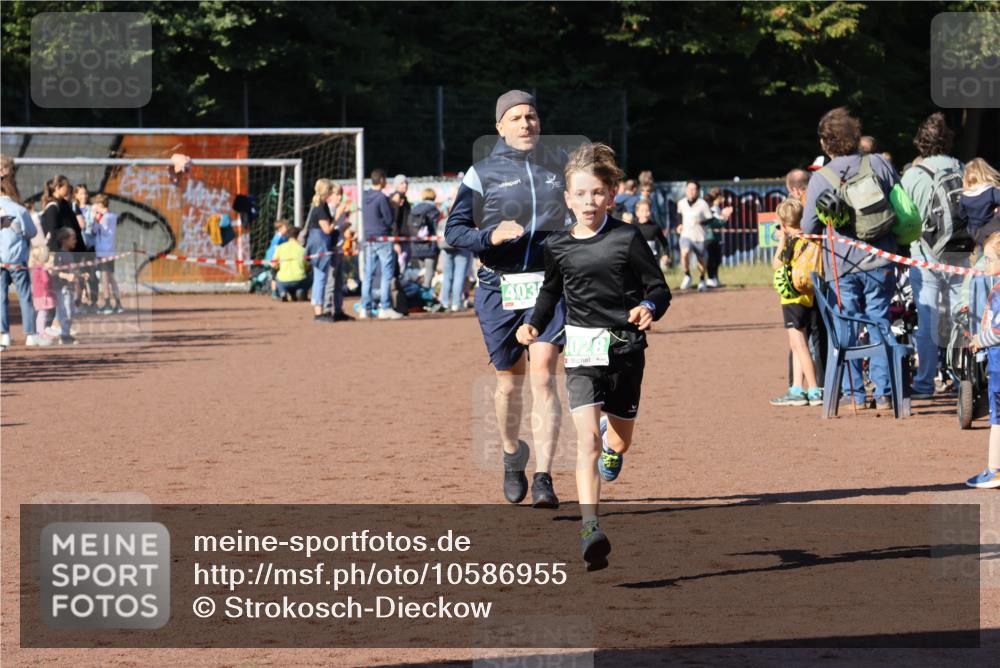 27.09.2026 - 35. Volkslauf durch das schöne Alstertal Strokosch-Dieckow http://msf.ph/oto/10586955 27.09.2026 10:57:37 Ziel 4028, 4030, 4085, 4122 meine-sportfotos.de