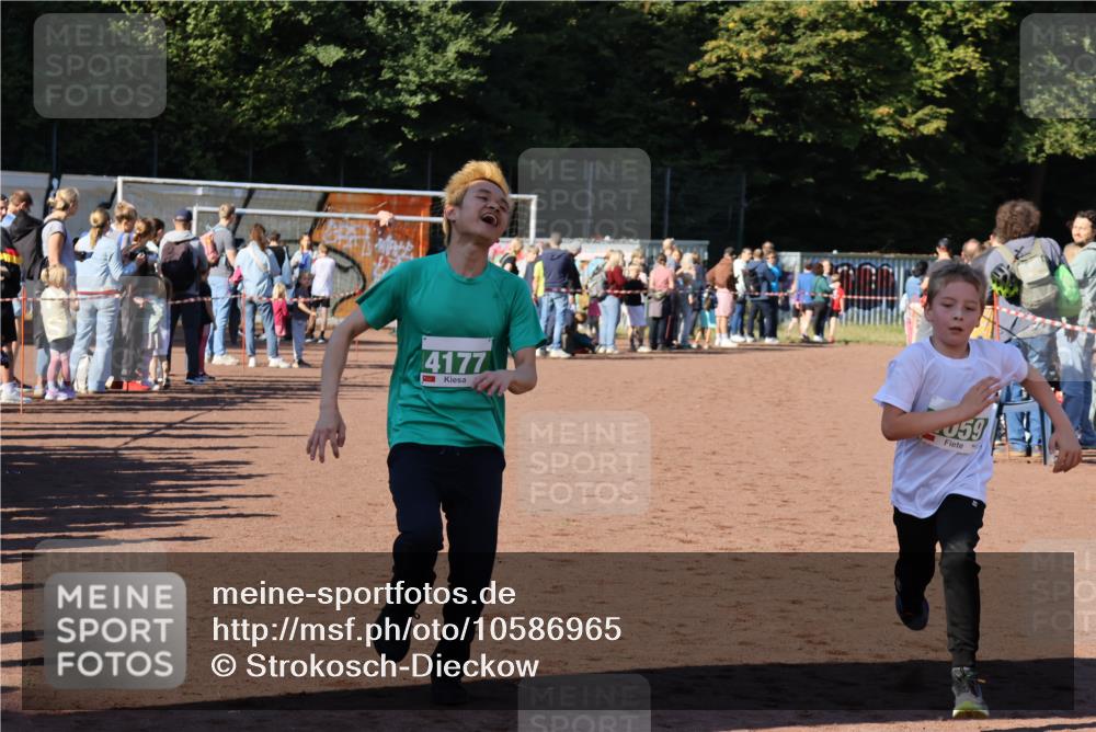 27.09.2026 - 35. Volkslauf durch das schöne Alstertal Strokosch-Dieckow http://msf.ph/oto/10586965 27.09.2026 10:57:13 Ziel 4059, 4177 meine-sportfotos.de