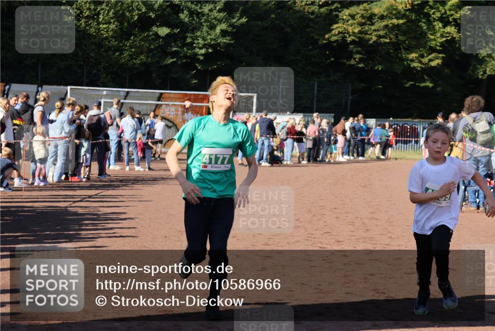 27.09.2026 - 35. Volkslauf durch das schöne Alstertal Strokosch-Dieckow http://msf.ph/oto/10586966 27.09.2026 10:57:12 Ziel 4059, 4177 meine-sportfotos.de