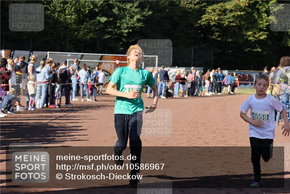 27.09.2026 - 35. Volkslauf durch das schöne Alstertal Strokosch-Dieckow http://msf.ph/oto/10586967 27.09.2026 10:57:12 Ziel 4059, 4177 meine-sportfotos.de