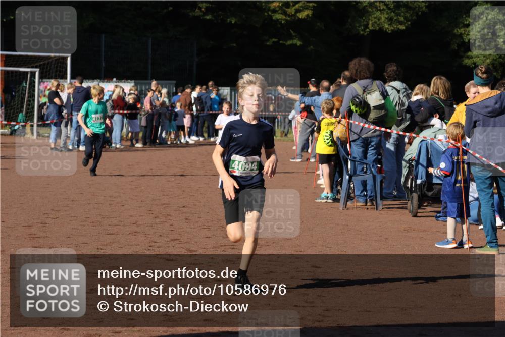 27.09.2026 - 35. Volkslauf durch das schöne Alstertal Strokosch-Dieckow http://msf.ph/oto/10586976 27.09.2026 10:57:07 Ziel 4059, 4065, 4094, 4177 meine-sportfotos.de