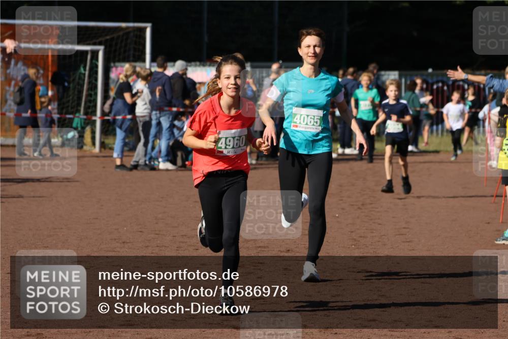 27.09.2026 - 35. Volkslauf durch das schöne Alstertal Strokosch-Dieckow http://msf.ph/oto/10586978 27.09.2026 10:57:01 Ziel 4065, 4094, 4960 meine-sportfotos.de
