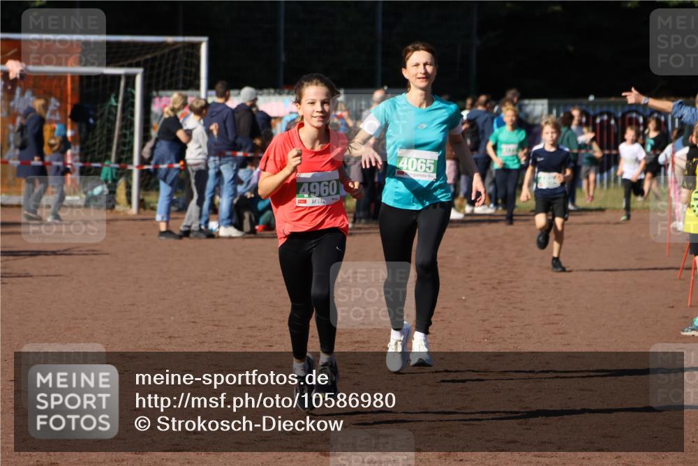 27.09.2026 - 35. Volkslauf durch das schöne Alstertal Strokosch-Dieckow http://msf.ph/oto/10586980 27.09.2026 10:57:00 Ziel 4065, 4094, 4960 meine-sportfotos.de