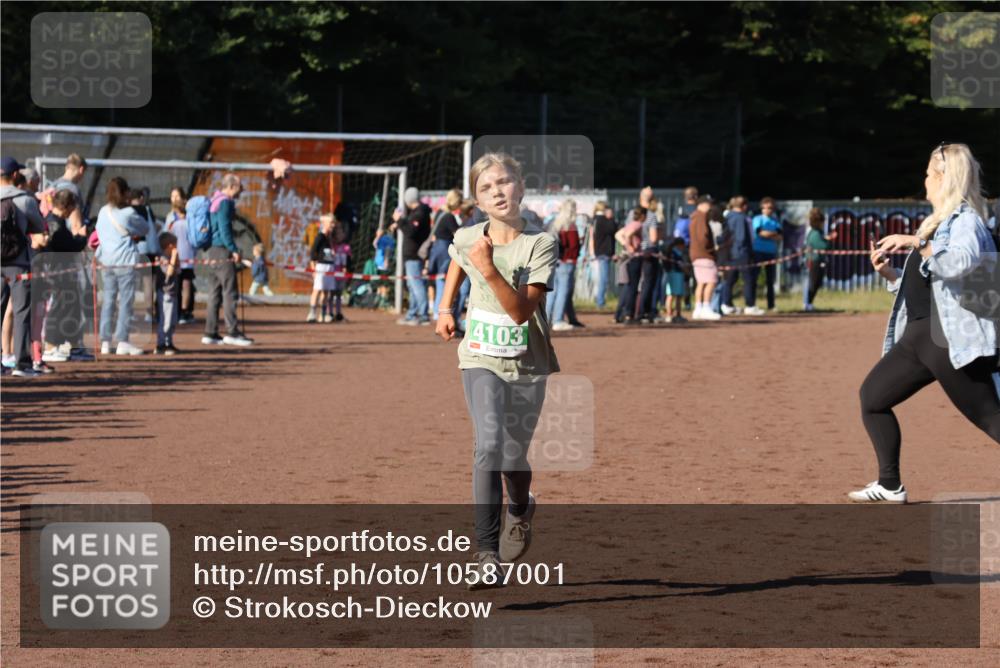 27.09.2026 - 35. Volkslauf durch das schöne Alstertal Strokosch-Dieckow http://msf.ph/oto/10587001 27.09.2026 10:56:22 Ziel 4103 meine-sportfotos.de