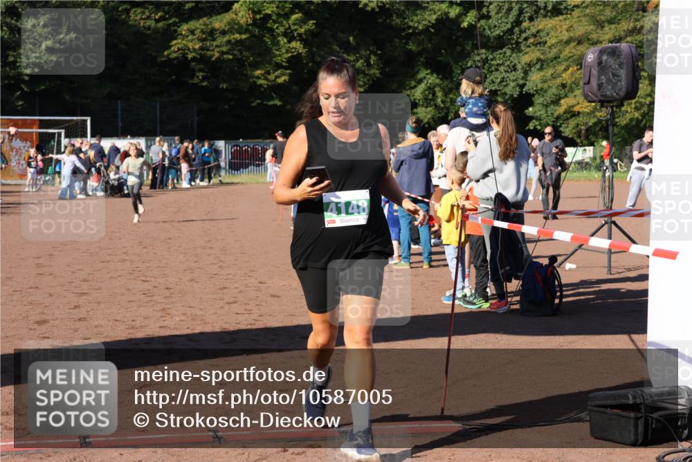 27.09.2026 - 35. Volkslauf durch das schöne Alstertal Strokosch-Dieckow http://msf.ph/oto/10587005 27.09.2026 10:56:18 Ziel 4103, 4142, 4148 meine-sportfotos.de