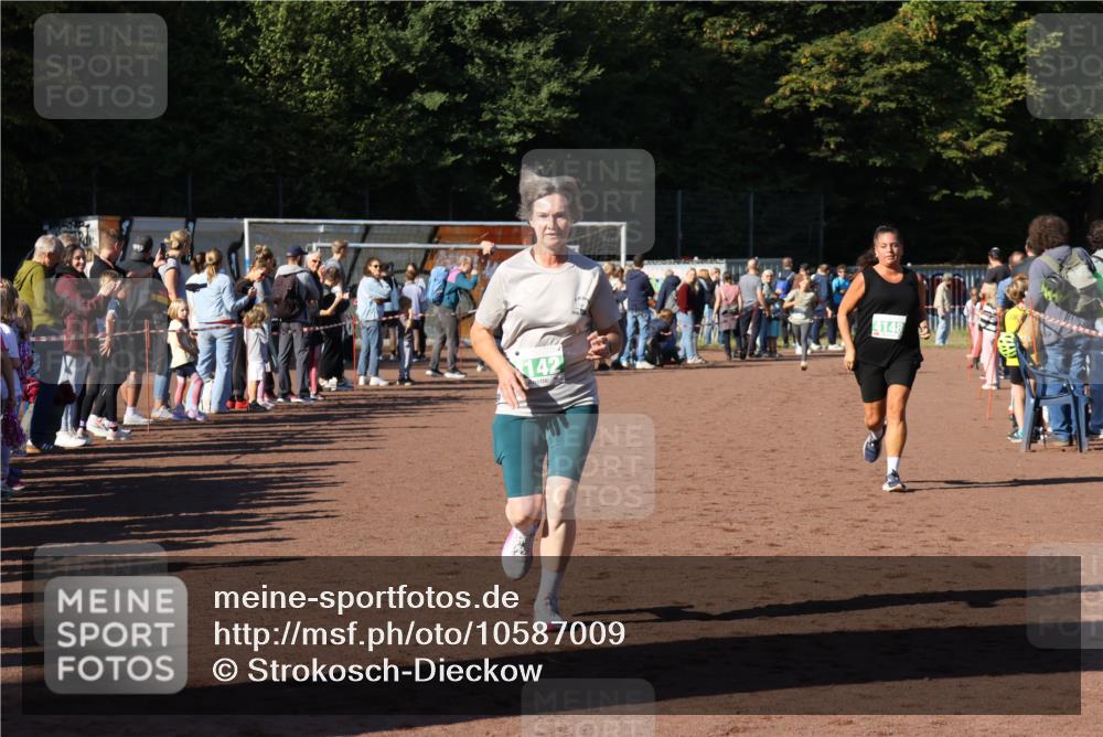 27.09.2026 - 35. Volkslauf durch das schöne Alstertal Strokosch-Dieckow http://msf.ph/oto/10587009 27.09.2026 10:56:14 Ziel 4142, 4148 meine-sportfotos.de