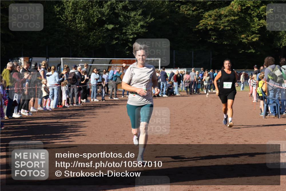 27.09.2026 - 35. Volkslauf durch das schöne Alstertal Strokosch-Dieckow http://msf.ph/oto/10587010 27.09.2026 10:56:14 Ziel 4142, 4148 meine-sportfotos.de