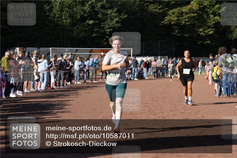27.09.2026 - 35. Volkslauf durch das schöne Alstertal Strokosch-Dieckow http://msf.ph/oto/10587011 27.09.2026 10:56:14 Ziel 4142, 4148 meine-sportfotos.de