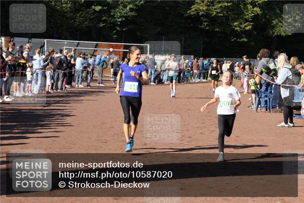 27.09.2026 - 35. Volkslauf durch das schöne Alstertal Strokosch-Dieckow http://msf.ph/oto/10587020 27.09.2026 10:56:08 Ziel 4142, 4144, 4207, 4230, 4231 meine-sportfotos.de